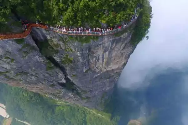 See the terrifying and nerve shredding glass walkways in China (Photos)